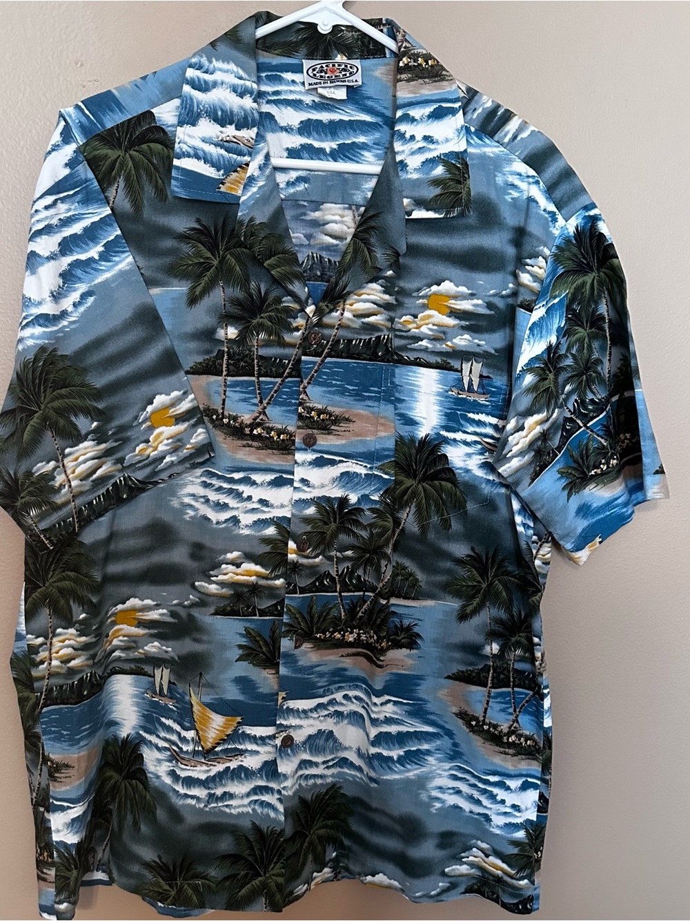 Pacific Legend Men’s Hawiian Shirt Ocean Wavs Palm Trees SailBoats Men’s XL